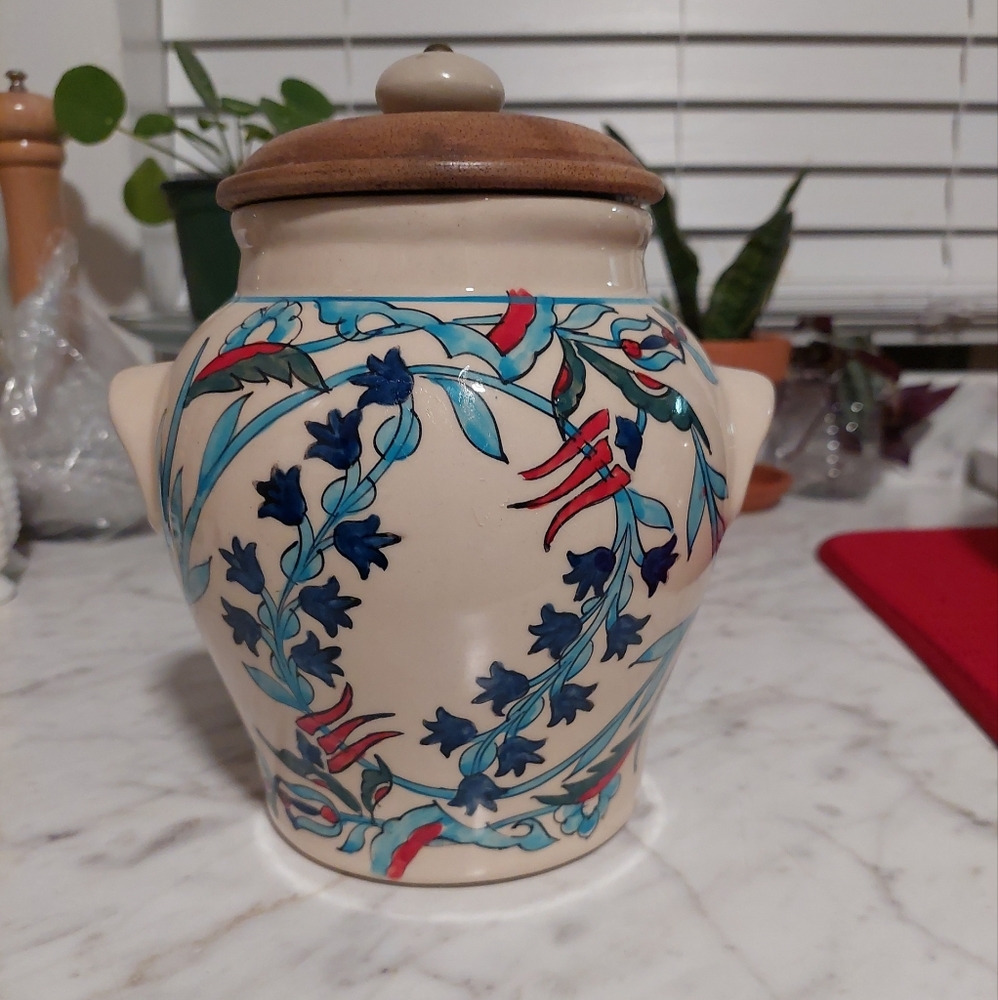 Pre-Owned 7 inch Pier 1 Jar with lid